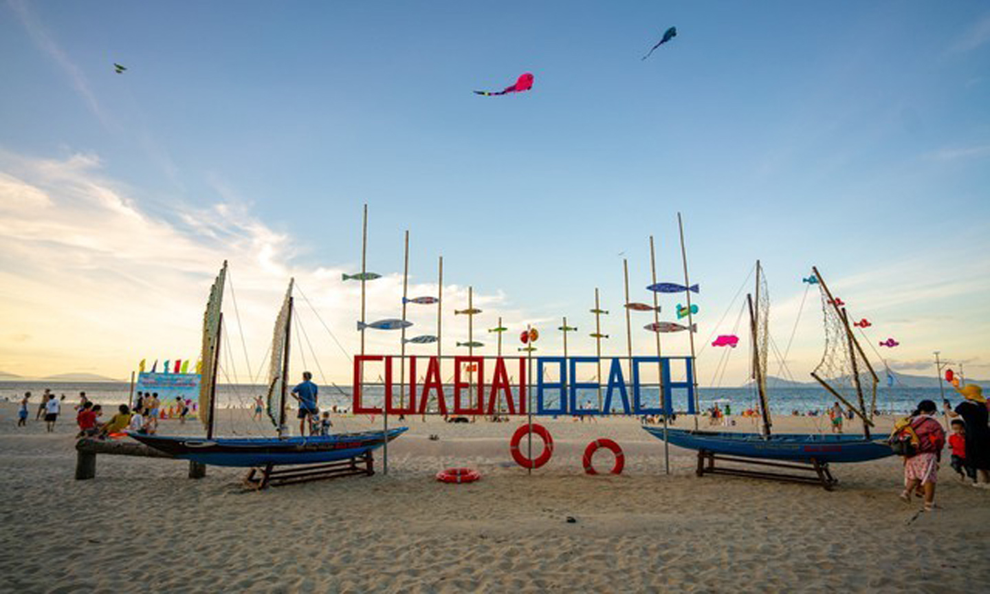 Many activities such as music, cuisine, and sports events and weekly music exchange performances by street music groups and acoustic clubs will also be held at Cua Dai Beach.