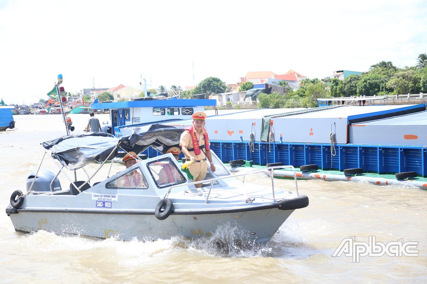 Tuần tra kiểm soát Đội CSGT đường thuỷ trên tuyến sông Tiền.