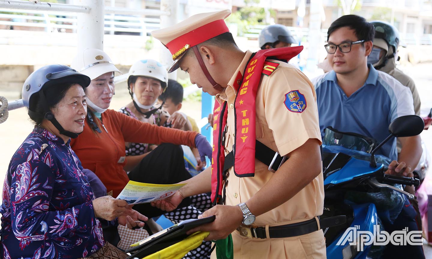 Tuyên truyền nâng cao ý thức người dân đảm bảo an toàn khi qua lại tại bến phà Tân Long.