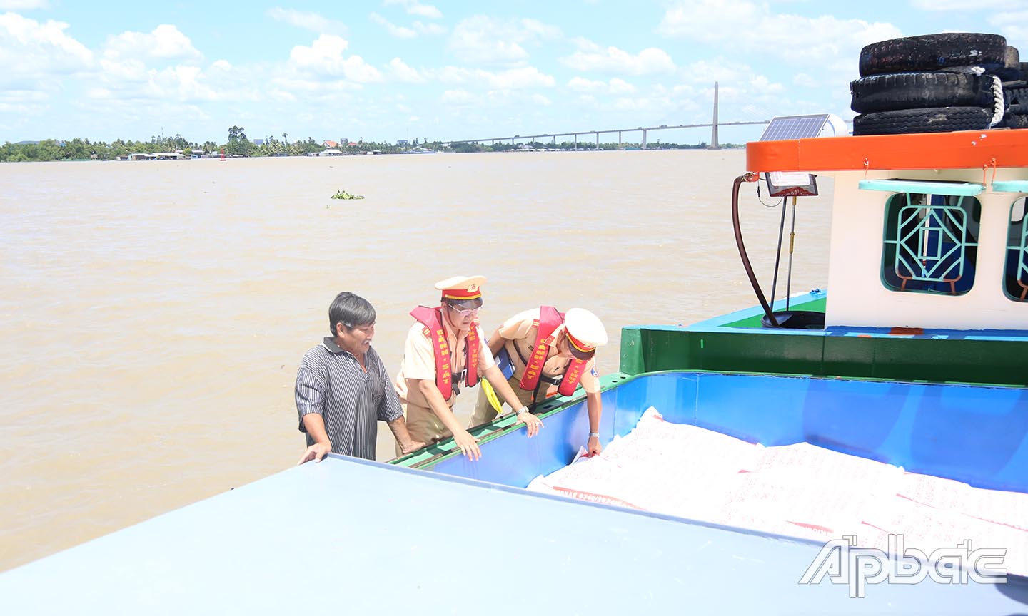 Kiểm tra phương tiện và hàng hoá trên sông Tiền.