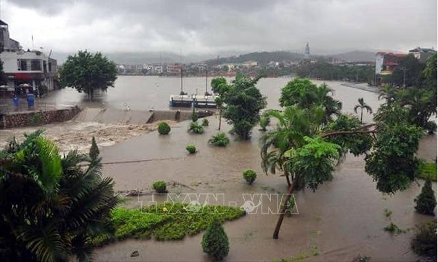 Mưa lớn gậy ngập tại thành phố Uông Bí, tỉnh Quảng Ninh, ngày 9/6. Ảnh: TTXVN phát