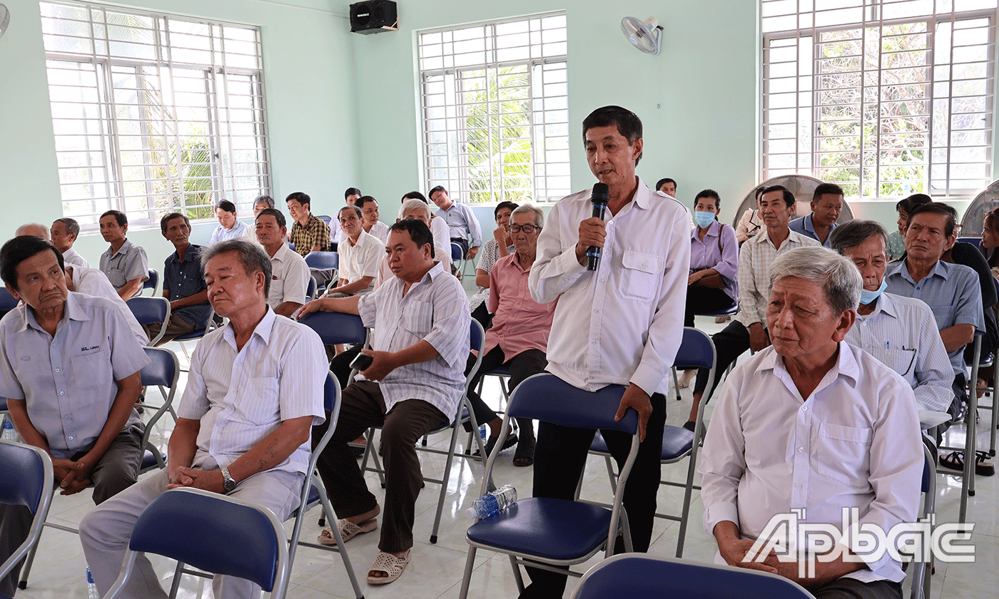 Cử tri phát biểu ý kiến.