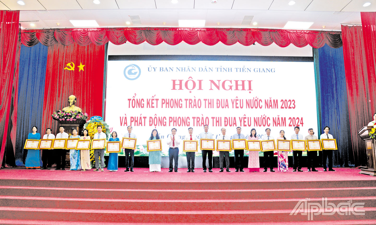  Đại diện lãnh đạo Sở VHTT&DL (thứ 3 từ phải sang) nhận Bằng khen của Thủ tướng Chính phủ tại Hội nghị tổng kết phong trào thi đua yêu nước năm 2023. 	 				                       							                                                                           Ảnh: HẠNH NGA