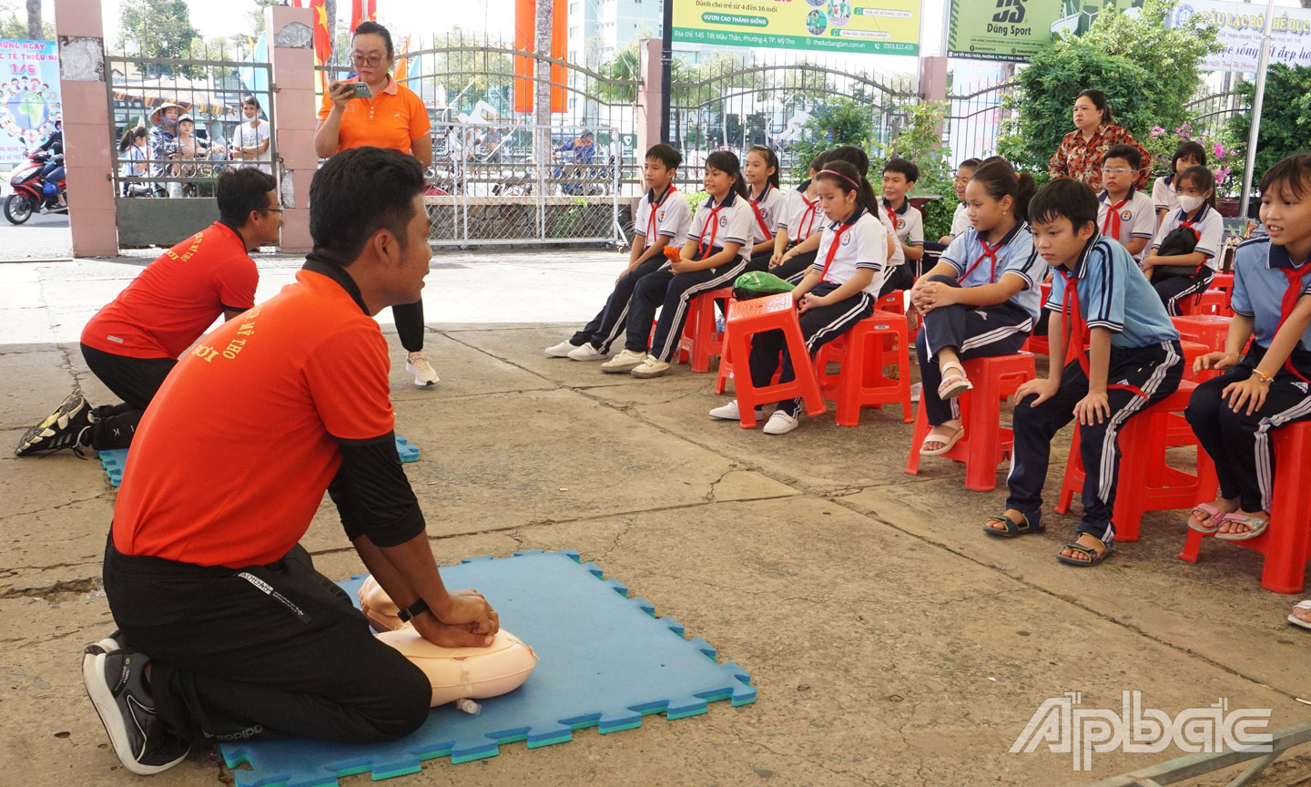 Tổ chức tuyên truyền kỹ năng phòng tránh đuối nước cho học sinh.