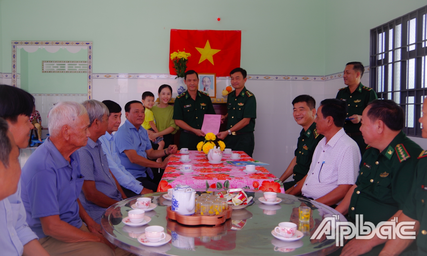 Thượng tá Nguyễn Quốc Thanh, Phó Chính ủy BĐBP Tiền Giang trao Quyết định bàn giao 