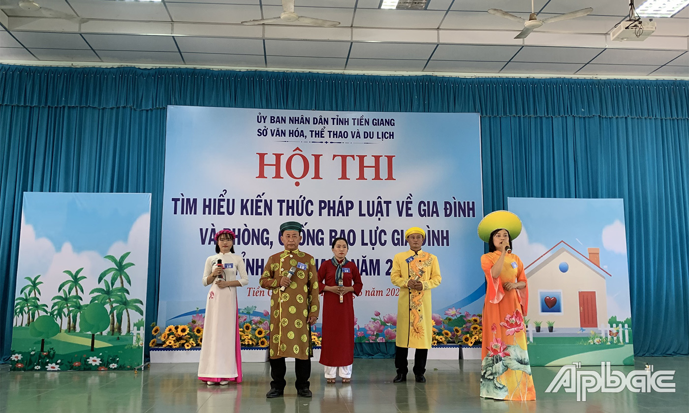 Các đội thực hiện các phần thi