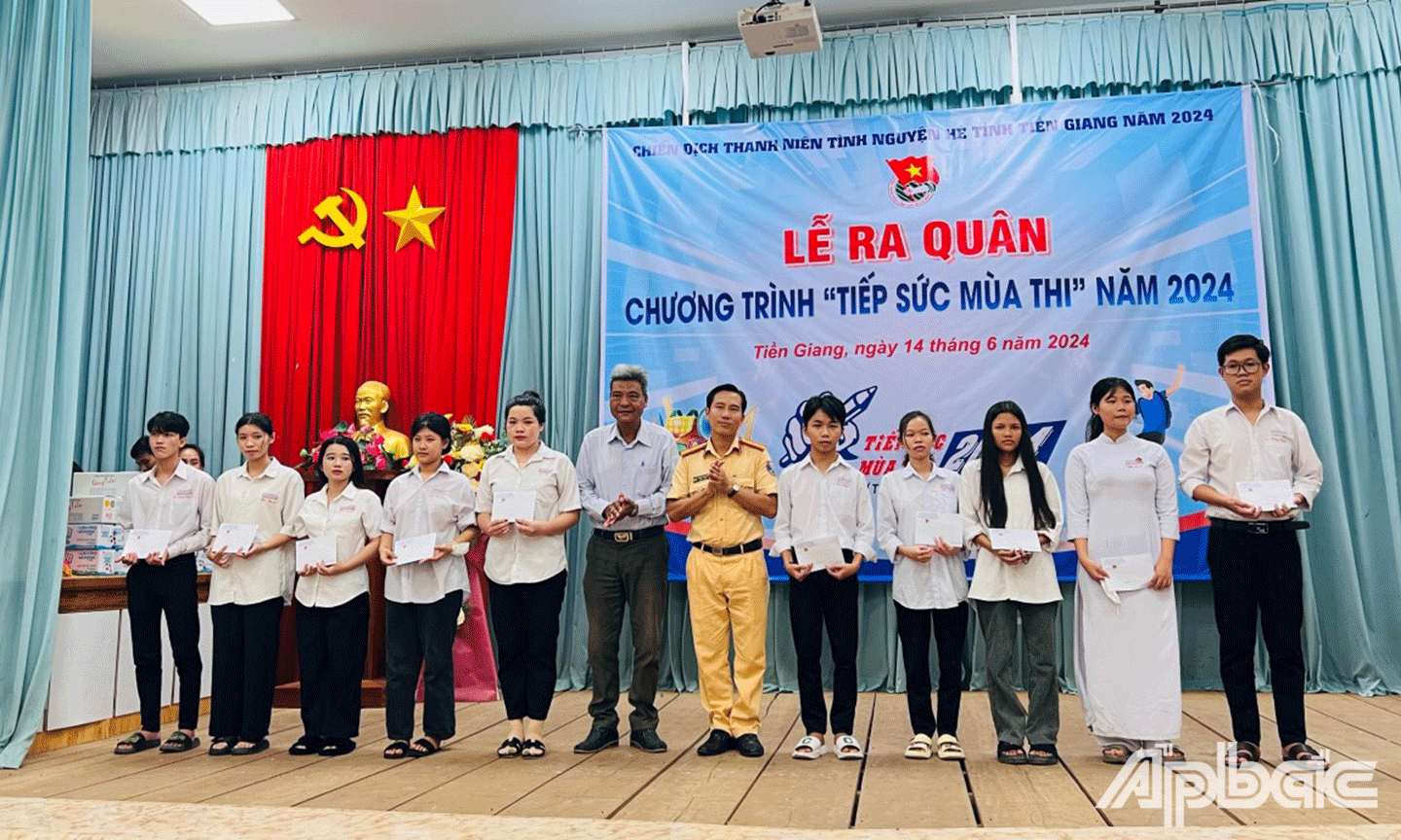 Trao học bổng cho học sinh có hoàn cảnh khó khăn khối 12