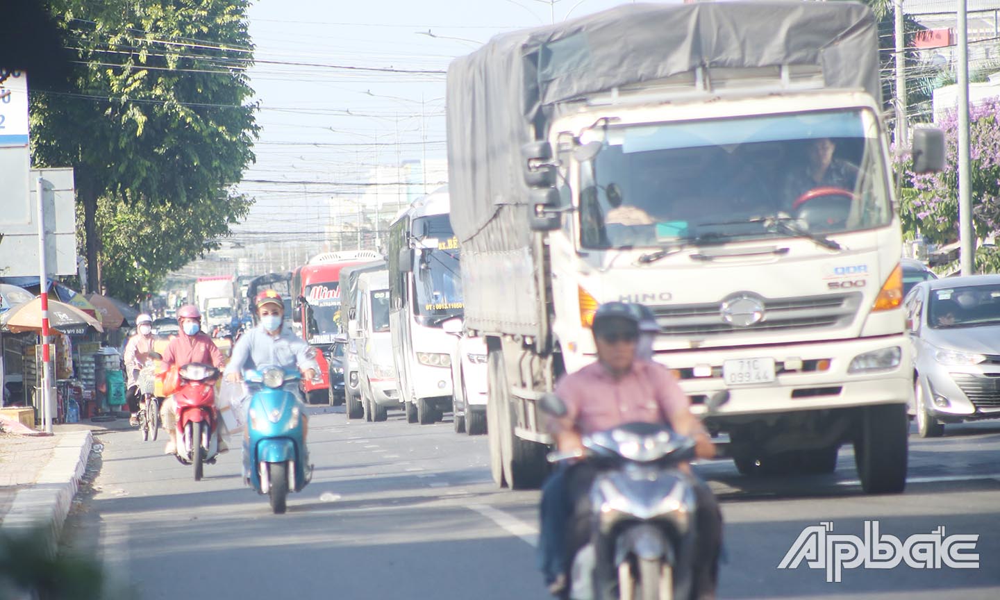 Các phương tiện cần chủ động lưu thông đề phòng tình trạng kẹt xe kéo dài.