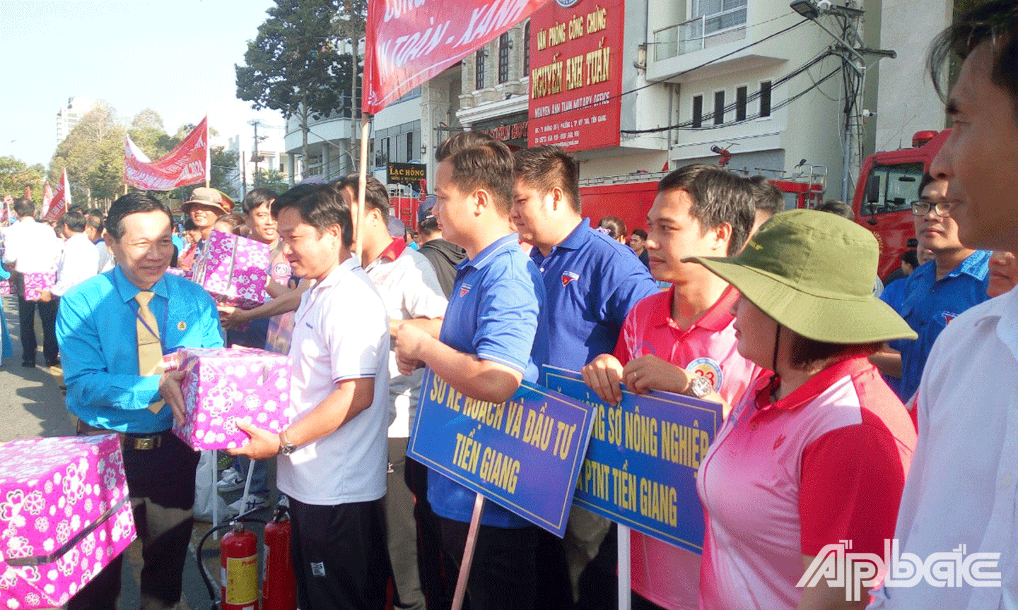 Chủ tịch LĐLĐ tỉnh Tiền Giang Lê Minh Hùng tặng quà lưu niệm cho các đội tham gia Hội thi An toàn, vệ sinh lao động – Phòng chống cháy nổ 2024