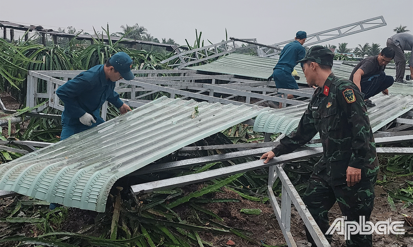 Lực lượng quân sự huyện Chợ Gạo hỗ trợ người dân khắc phục thiệt hai do thiên tai.