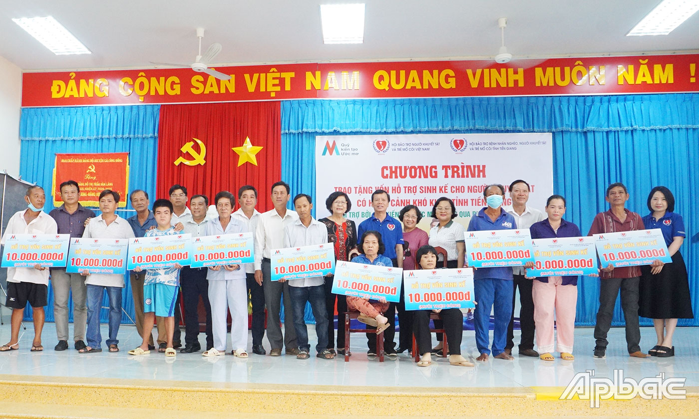 Ban Tổ chức trao vốn sinh kế cho 10 hộ khuyết tật có hoàn cảnh khó khăn tại Thị trấn Vàm Láng, huyện Gò Công Đông.