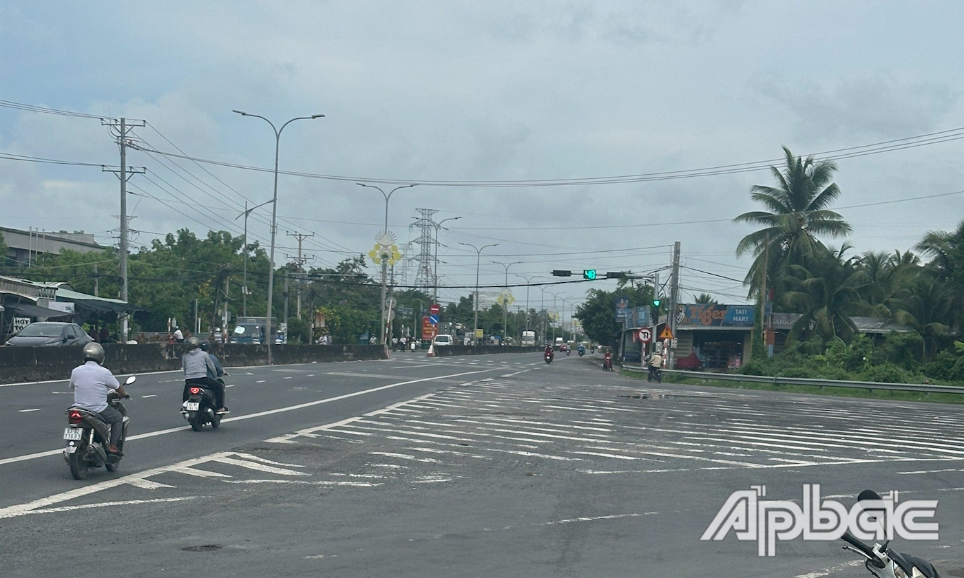 Nút giao Quốc lộ 1 - Trần Hùng tại Km1990 + 030 trên Quốc lộ 1 (cách vị trí đấu nối Đường tỉnh 868 với Quốc lộ 1 khoảng cách 70m.