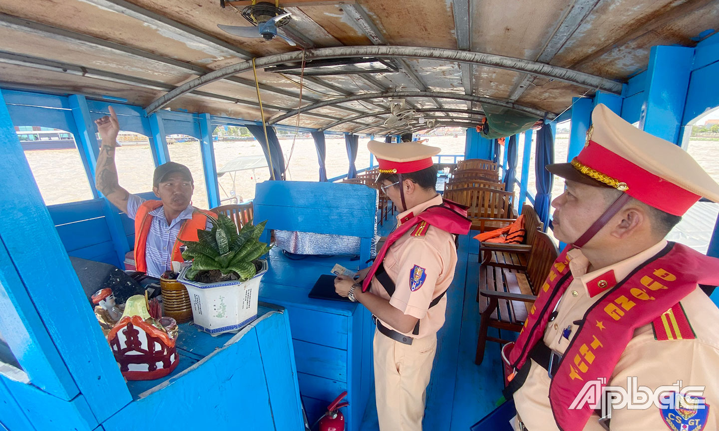 Tuyên truyền thuyền trưởng lái tàu du lịch nhằm đảm bảo an toàn giao thông mùa mưa bão.