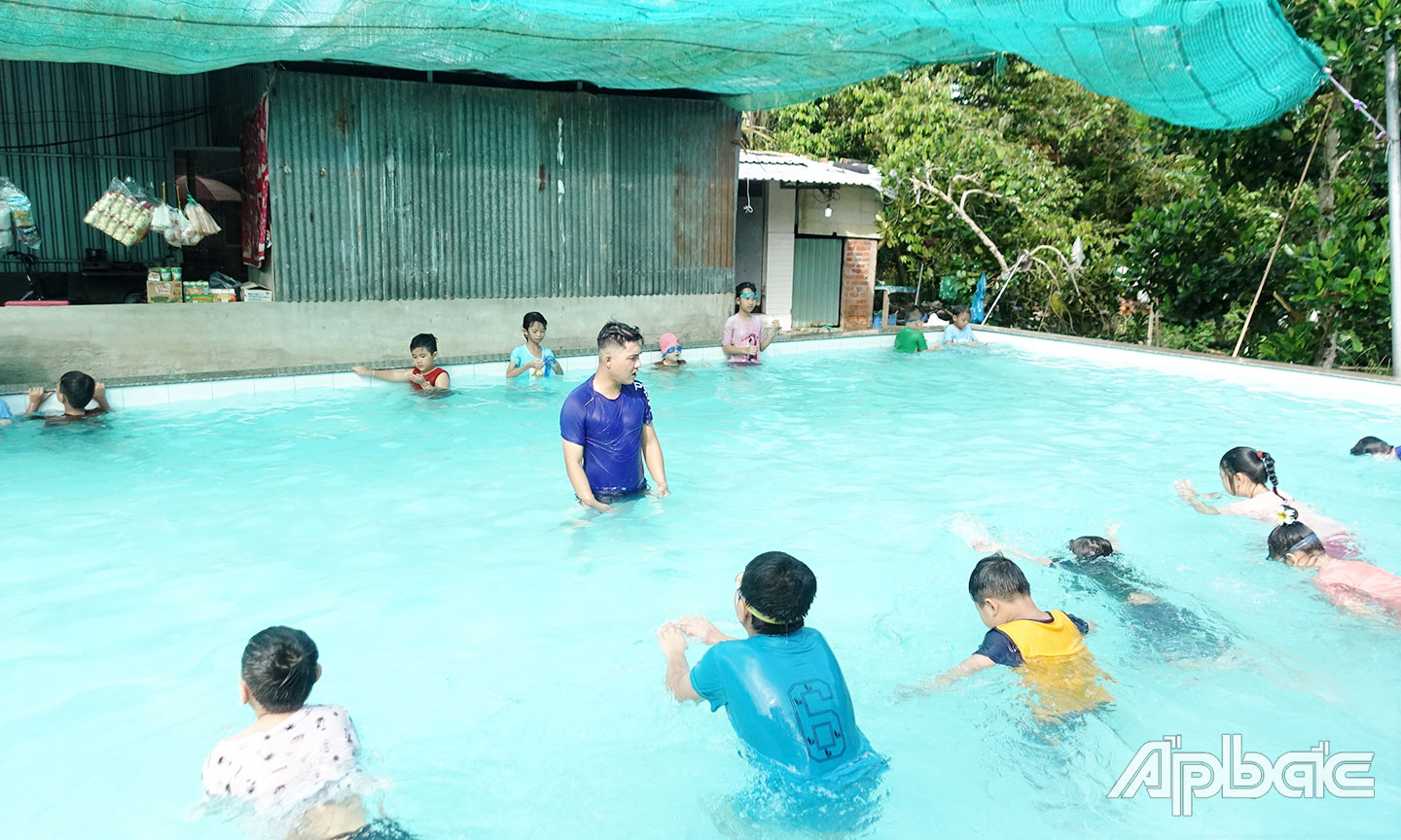 Học sinh tham gia lớp phổ cập bơi phòng, chống đuối nước do Liên đội Trường Tiểu học Phú An  và Liên đội Trường THCS Nguyễn Tuấn Việt tổ chức.