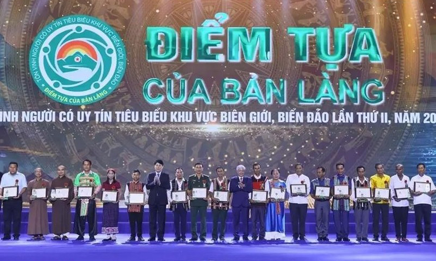 Politburo member and Standing member of the Party Central Committee’s Secretariat Luong Cuong, and Politburo member, Secretary of the Party Central Committee and President of the VFF Central Committee Do Van Chien present certificates of merit to reputable people in border, sea and island areas. (Photo: VNA).