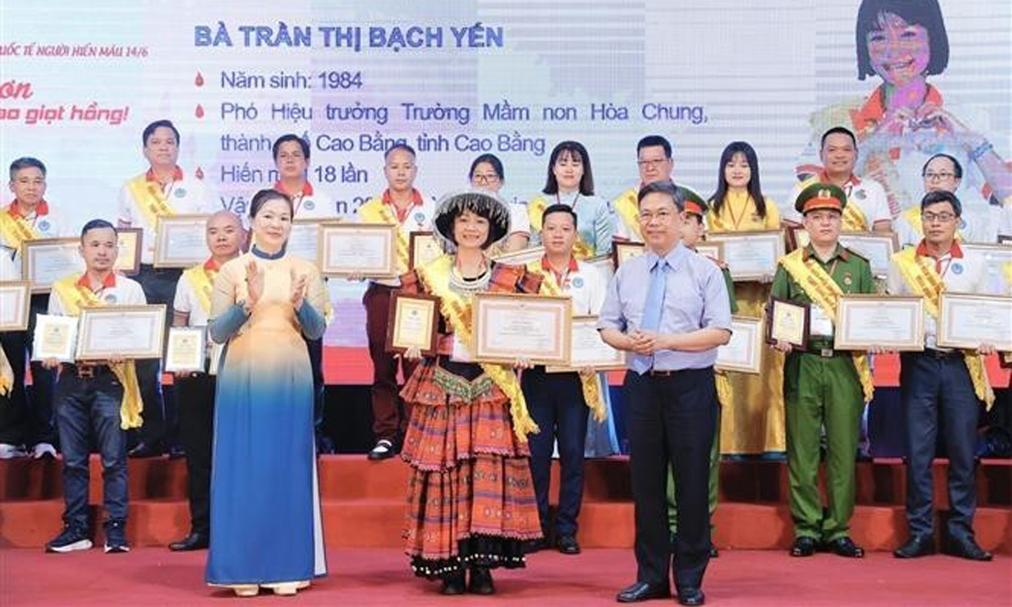 Outstanding blood donors receive certificates of merit (Photo: VNA).