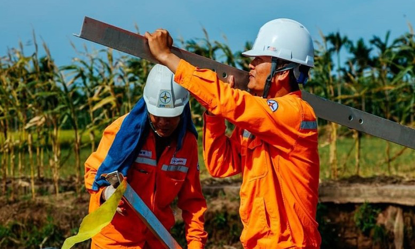 EVNNPC workers participate in building the Circuit-3 500kV transmission line. (Photo: VGP).