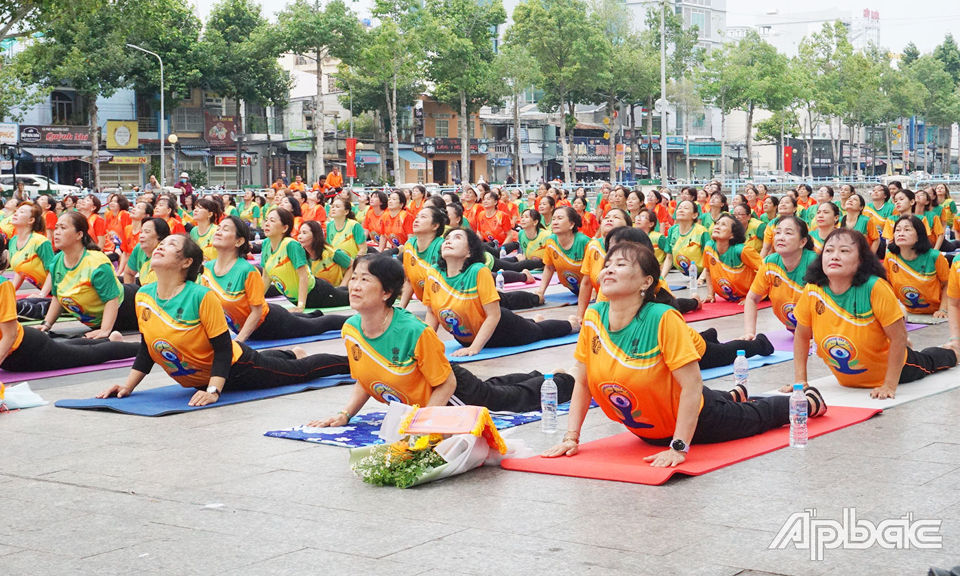 Các vận động viên thực hiện các bài tập Yoga theo hướng dẫn. 