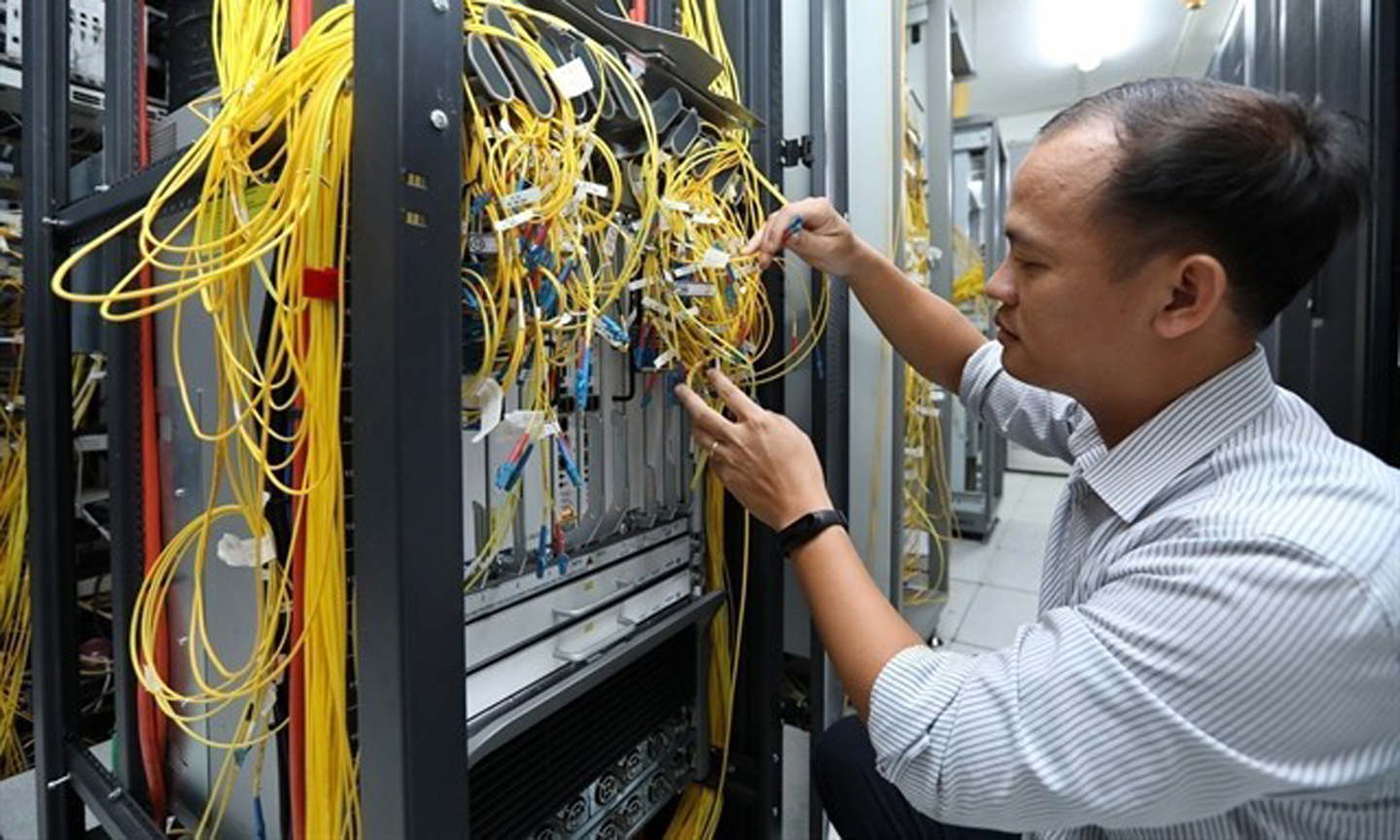 A worker checks the transmission system at the Tay Ninh provincial Telecommunications Centre. (Photo: VNA).