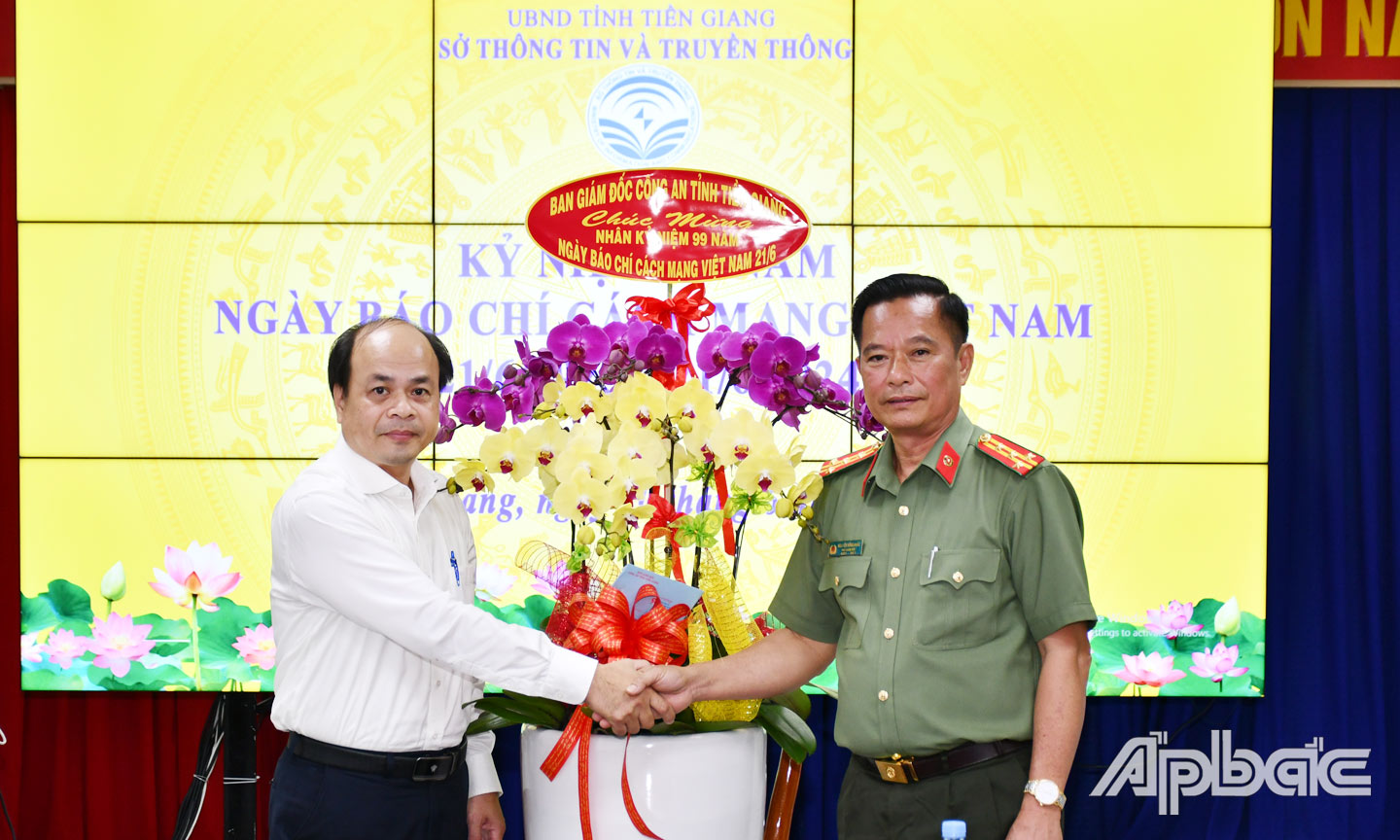 Đồng chí Đại tá Nguyễn Hồng Khắc chúc mừng Sở thông tin và Truyền thông. Ảnh Trọng Tín.