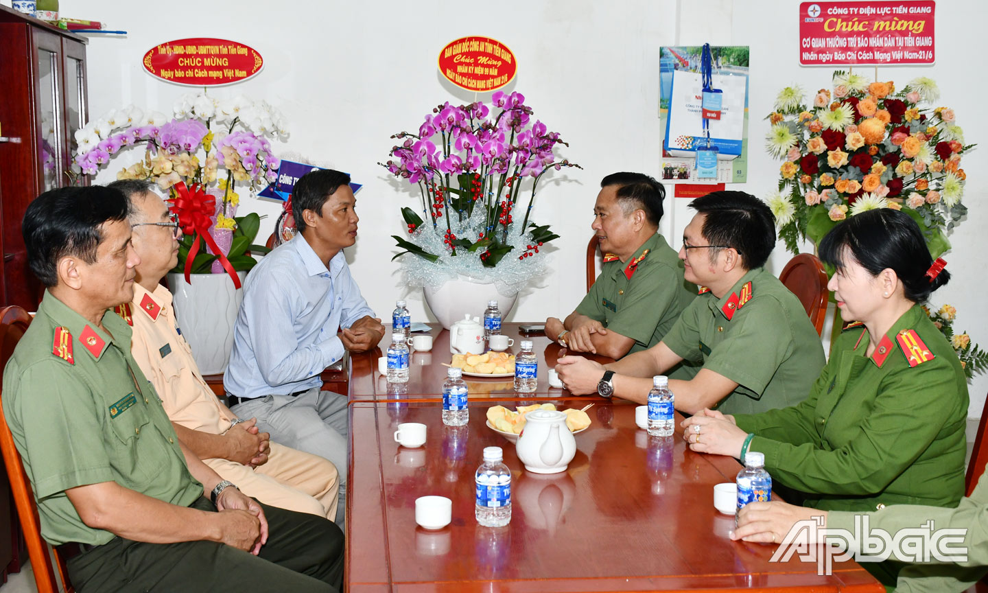Báo Nhân dân. Ảnh Trọng Tín.