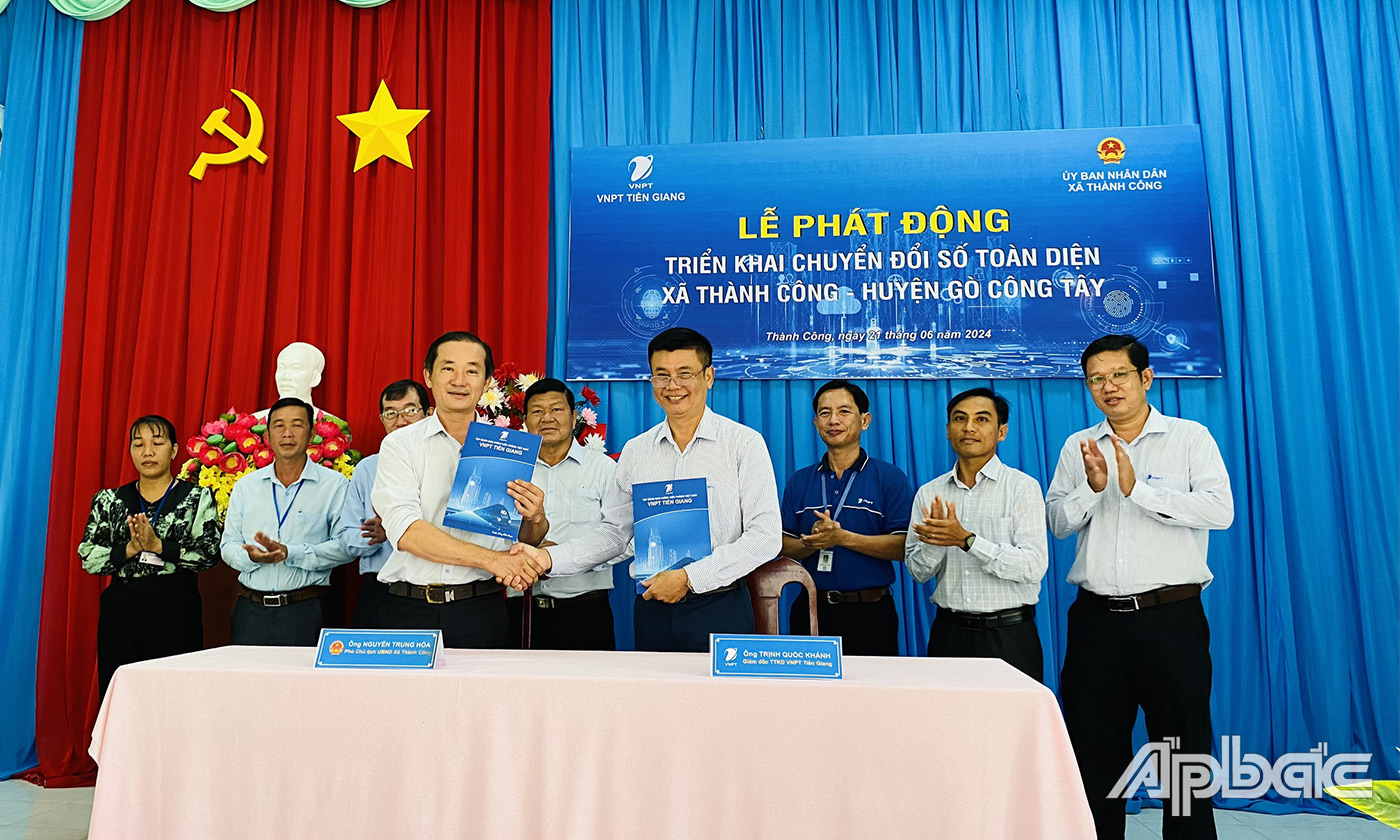 đại diện lãnh đạo UBND xã Thành Công và Trung tâm Kinh doanh VNPT- Tiền Giang đã ký kết thỏa thuận hợp tác giữa 2 đơn vị 