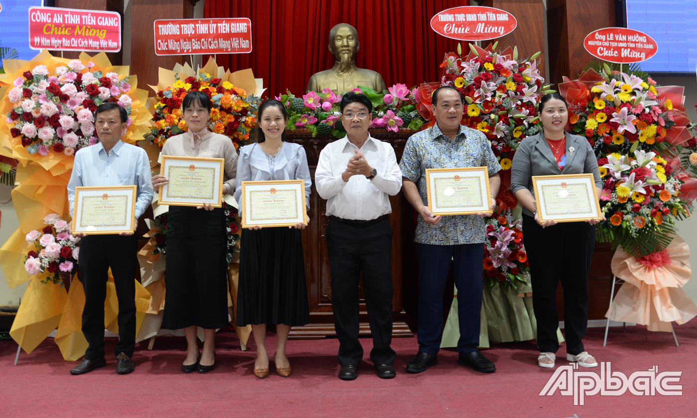 Hội Nhà báo tỉnh Tiền Giang trao giấy khen cho các hội viên có thành tích xuất sắc.