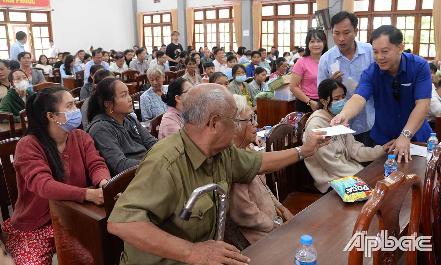 Lãnh đạo huyện Tân Phước và Chủ tịch huyện Tân Phước Trần Hoàng Phong tặng quà cho các em học sinh và người dân có hoàn cảnh đặc biệt.