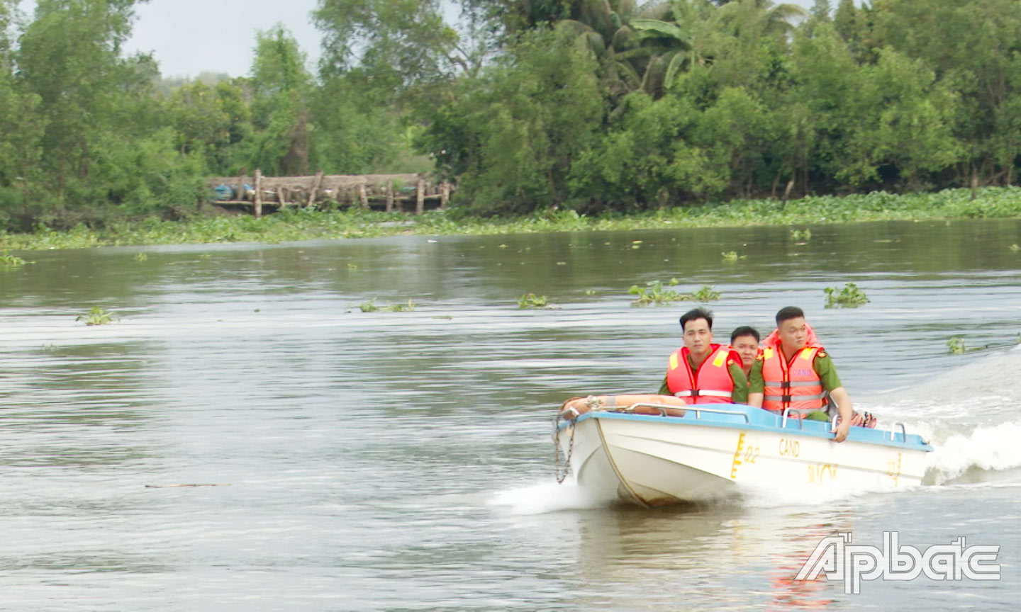 Lực lượng Công an xã Tam Bình tuần tra, kiểm soát ANTT trên các tuyến đường sông và đường bộ.