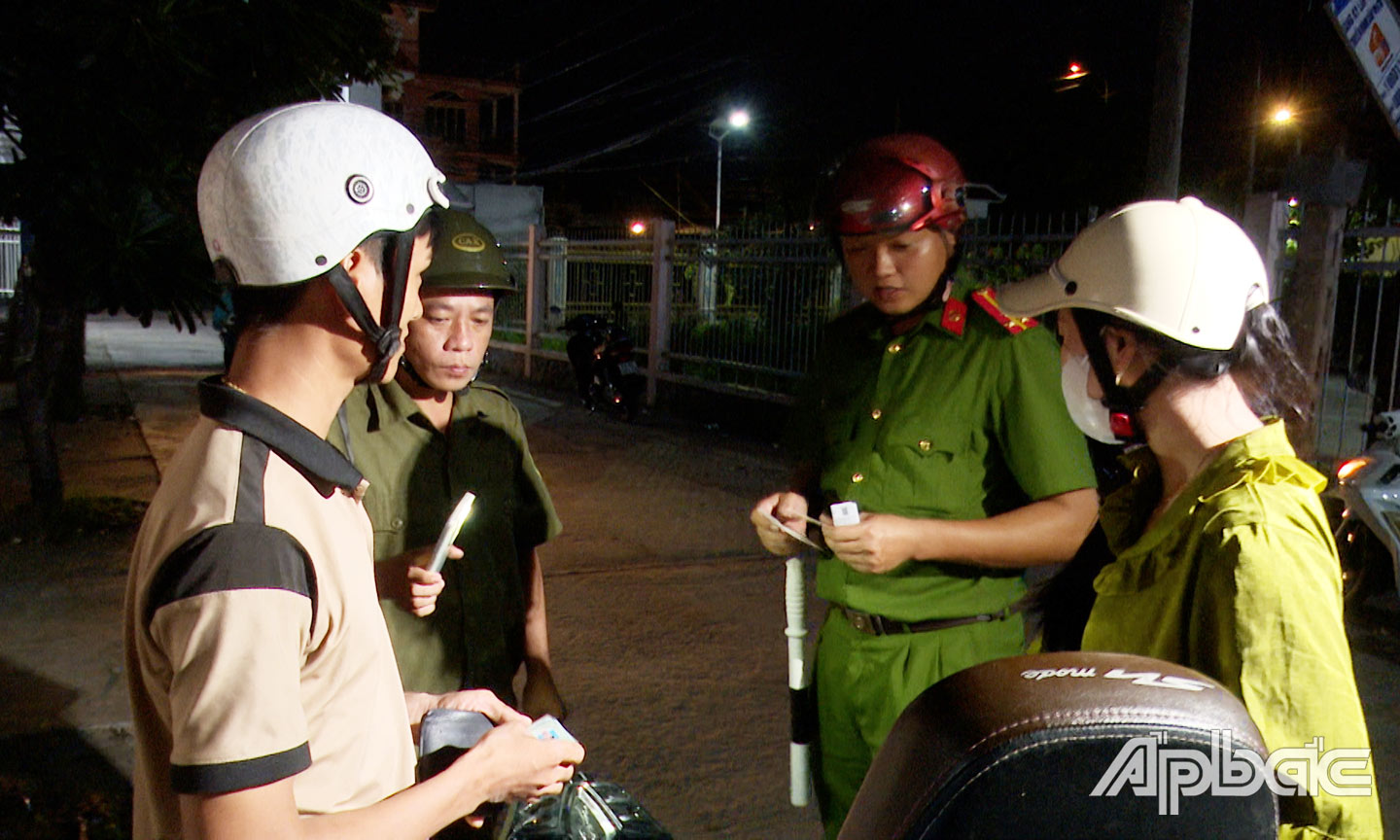 Lực lượng Công an xã Tam Bình tuần tra, kiểm soát ANTT trên các tuyến đường sông và đường bộ.