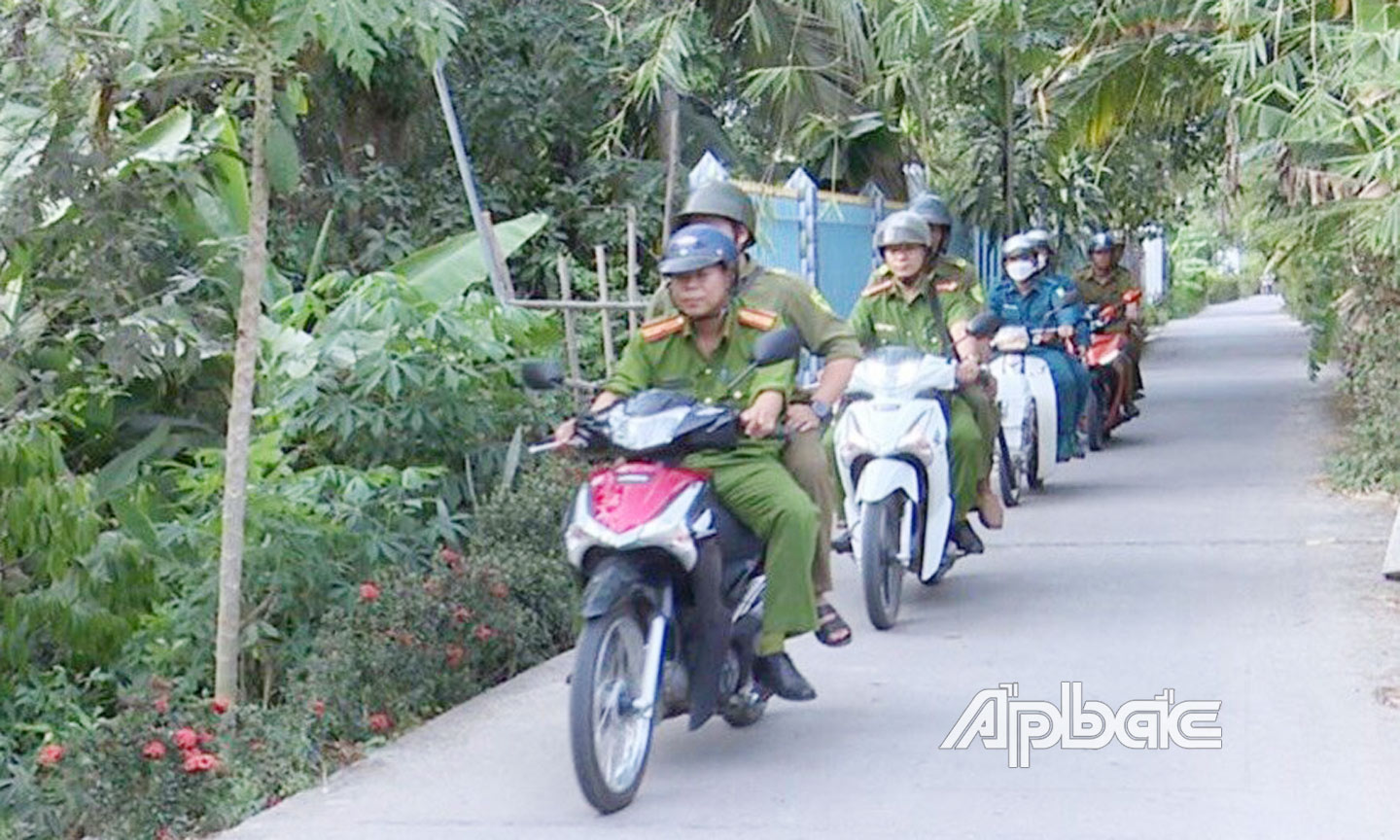 Công an và Quân sự xã Mỹ Phước Tây ra quân tuần tra các tuyến đường nông thôn.  							             Ảnh: PHƯƠNG NGUYÊN