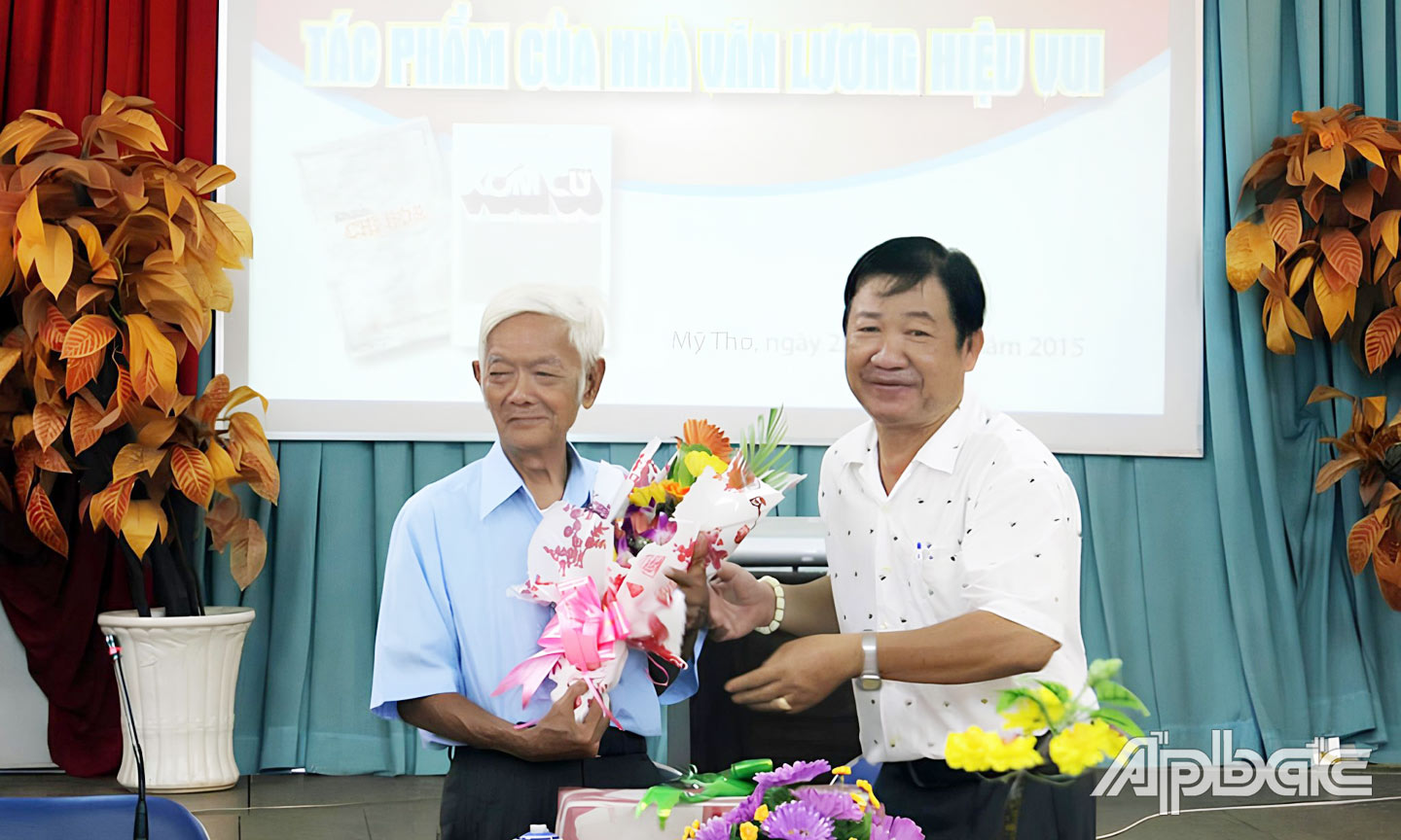 Nhà văn Lương Hiệu Vui (bên trái) tại buổi tọa đàm “Tác phẩm của nhà văn Lương Hiệu Vui”  do Hội Văn Học Nghệ thuật Tiền Giang tổ chức vào tháng 4- 2015.