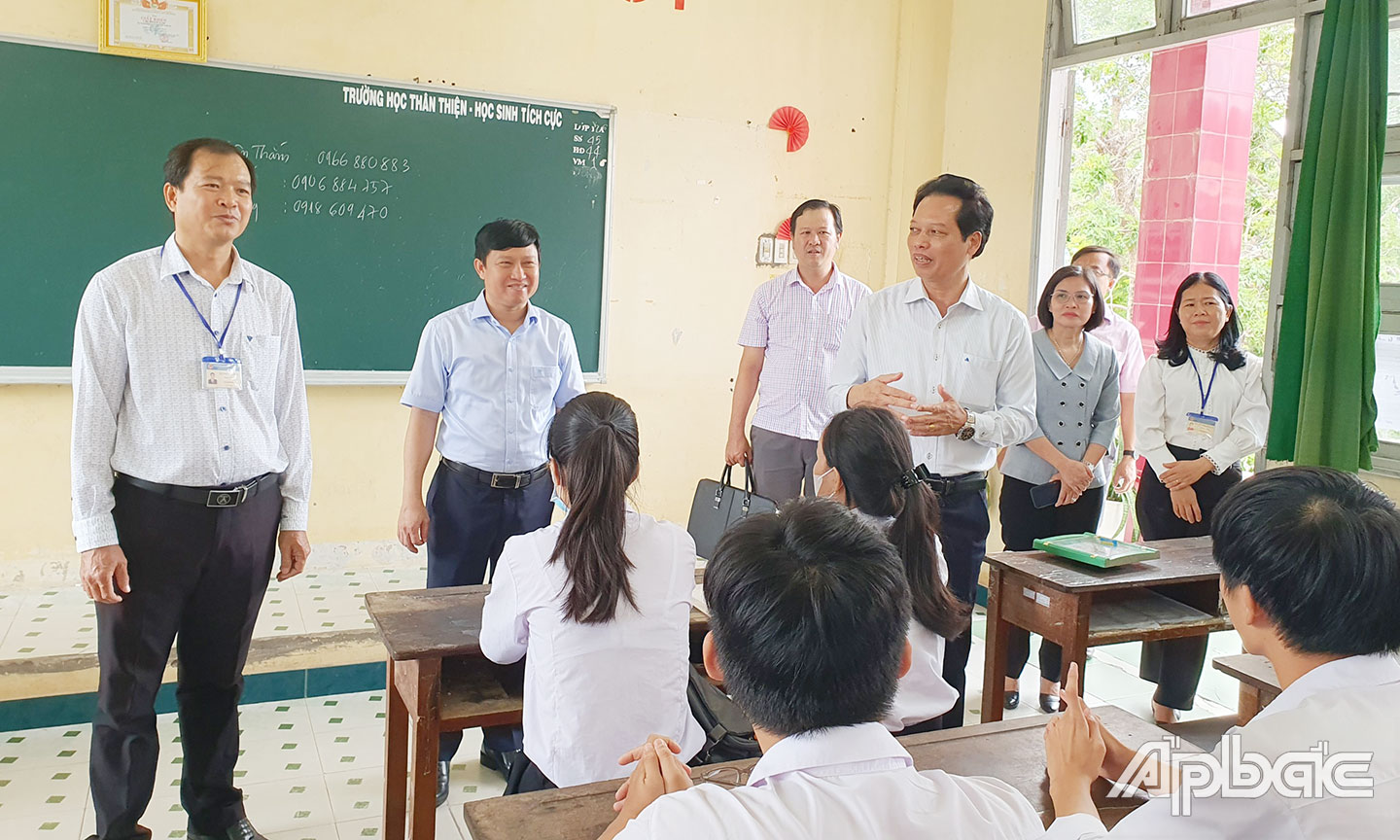 Đồng chí Nguyễn Thành Diệu thăm, động viên học sinh Trường THPT Tân Phước, huyện Tân Phước. 