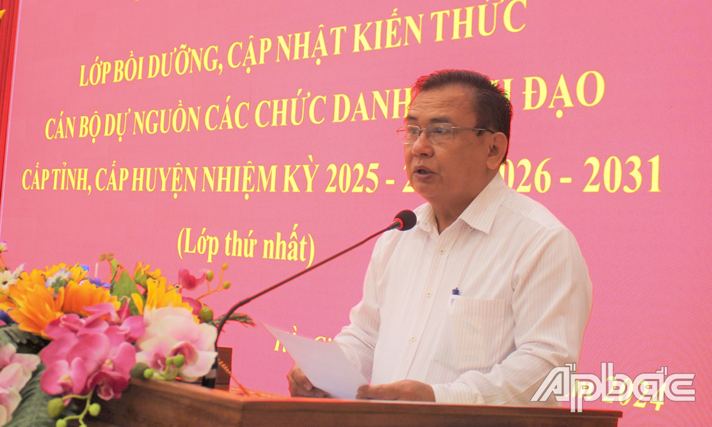 Phó Bí thư Thường trực Tỉnh ủy, Chủ tịch Hội đồng nhân dân tỉnh Võ Văn Bình phát biểu tại buổi lễ. 