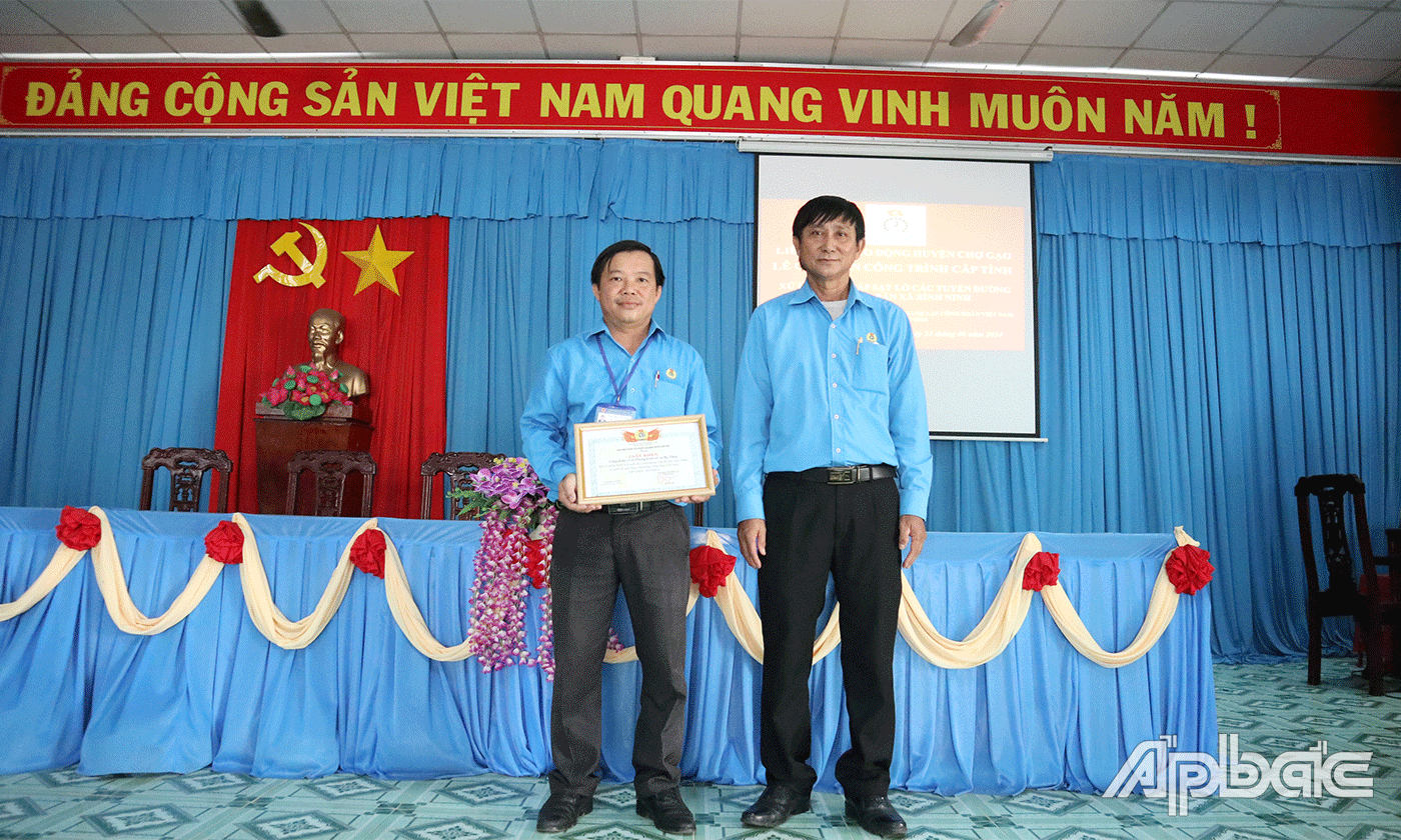 Liên đoàn lao động huyện Chợ Gạo tặng giấy khen cho tập thể Công đoàn cơ sở Phòng Kinh tế và Hạ tầng huyện .