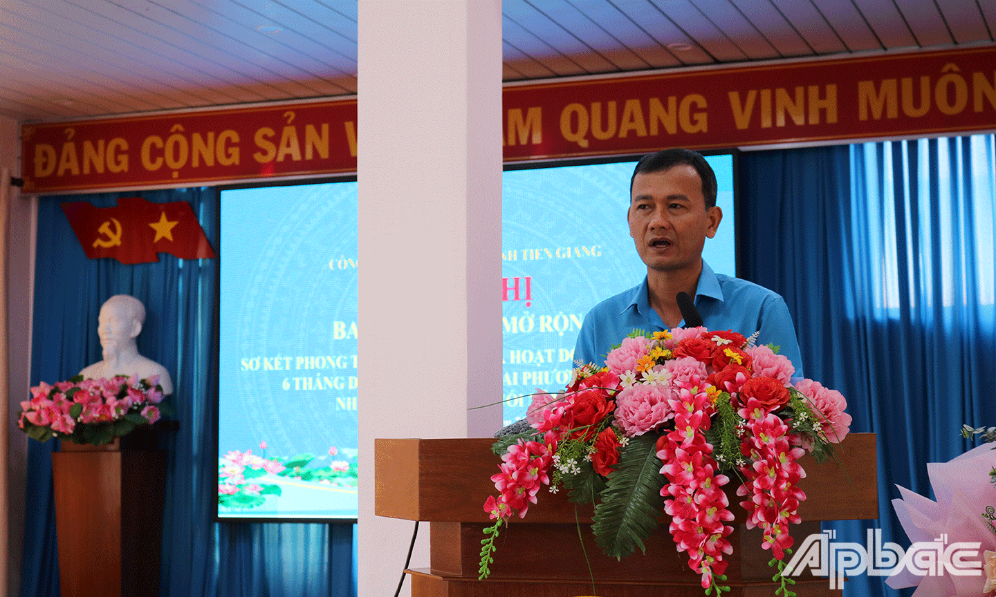 Phó Chủ tịch thường trực Liên đoàn Lao động tỉnh Tiền Giang Hoàng Khắc Tinh phát biểu tại Hội nghị
