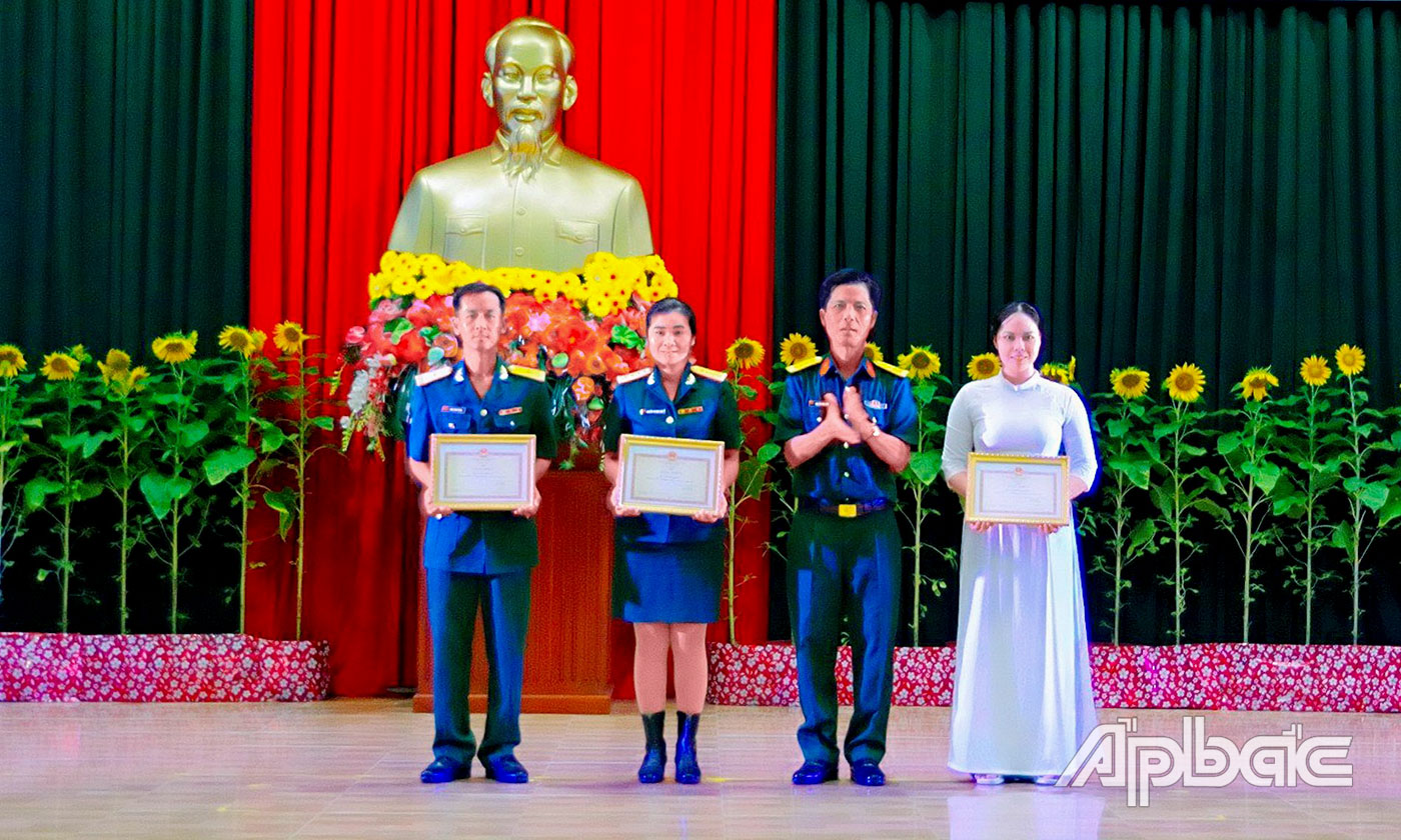 Đại tá Nguyễn Văn Long, Phó Chính ủy Sư đoàn 8 khen thưởng cho các đội đoạt giải.