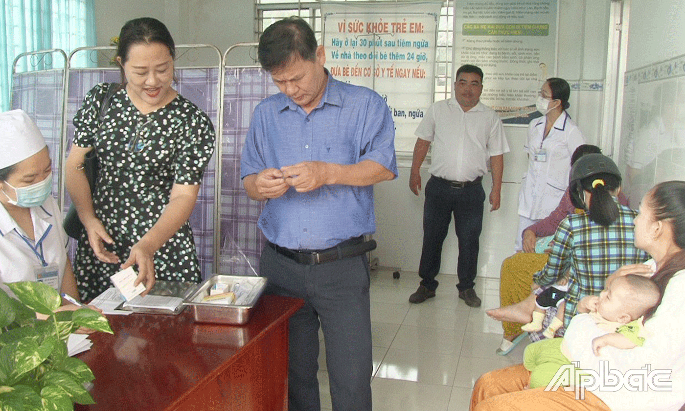BSCK2 Võ Thanh Nhơn( mặc áo xanh), Kiểm tra hộp thuốc chống sốc tại phòng chờ sau tiêm vắc xin.