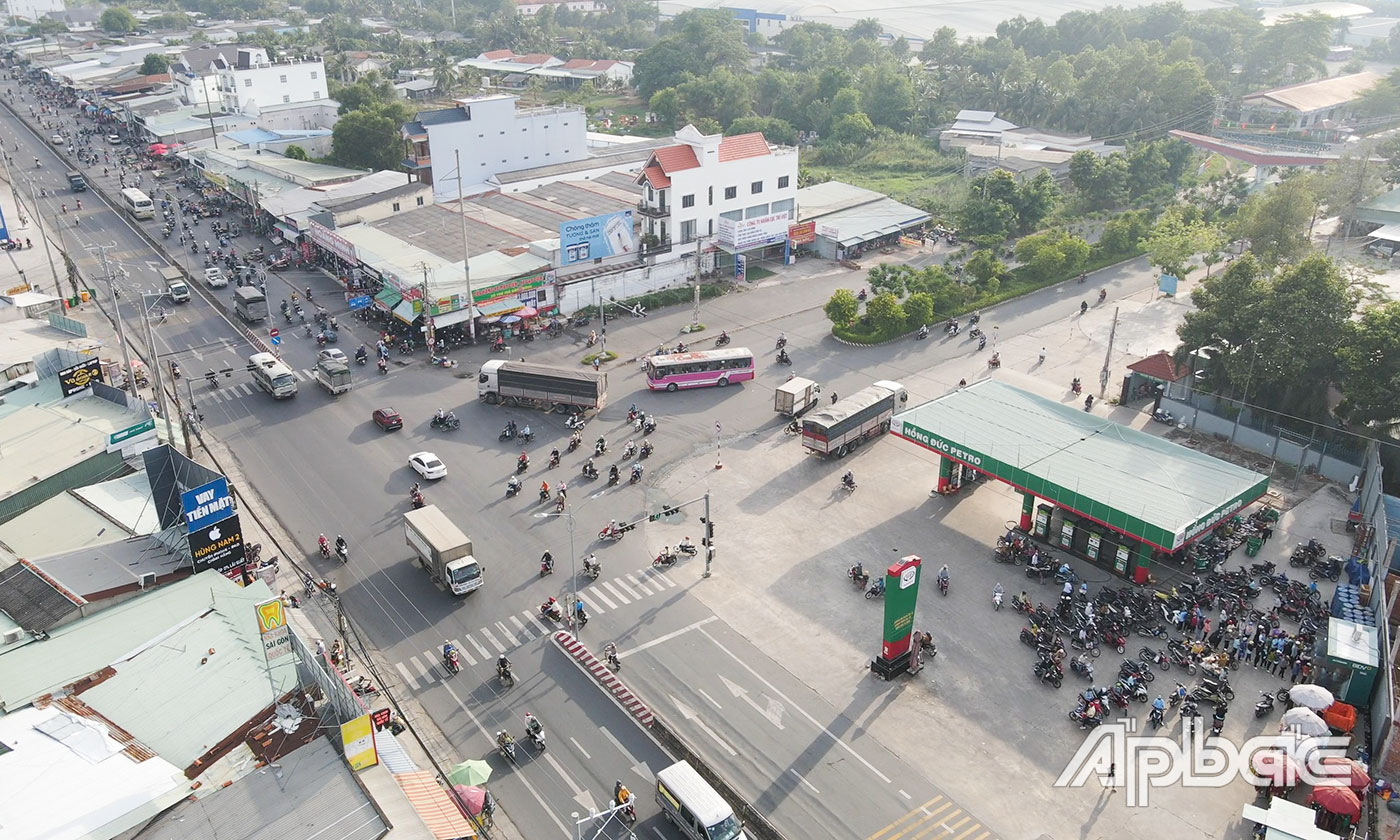 Nút giao cổng số 1 KCN Tân Hương - Quốc lộ 1 thường xuyên xảy ra xung đột giao thông giữa lượng xe ô tô khách đưa rước công nhân với các loại phương tiện lưu thông trên Quốc lộ 1. Ảnh: HUỲNH THỨC