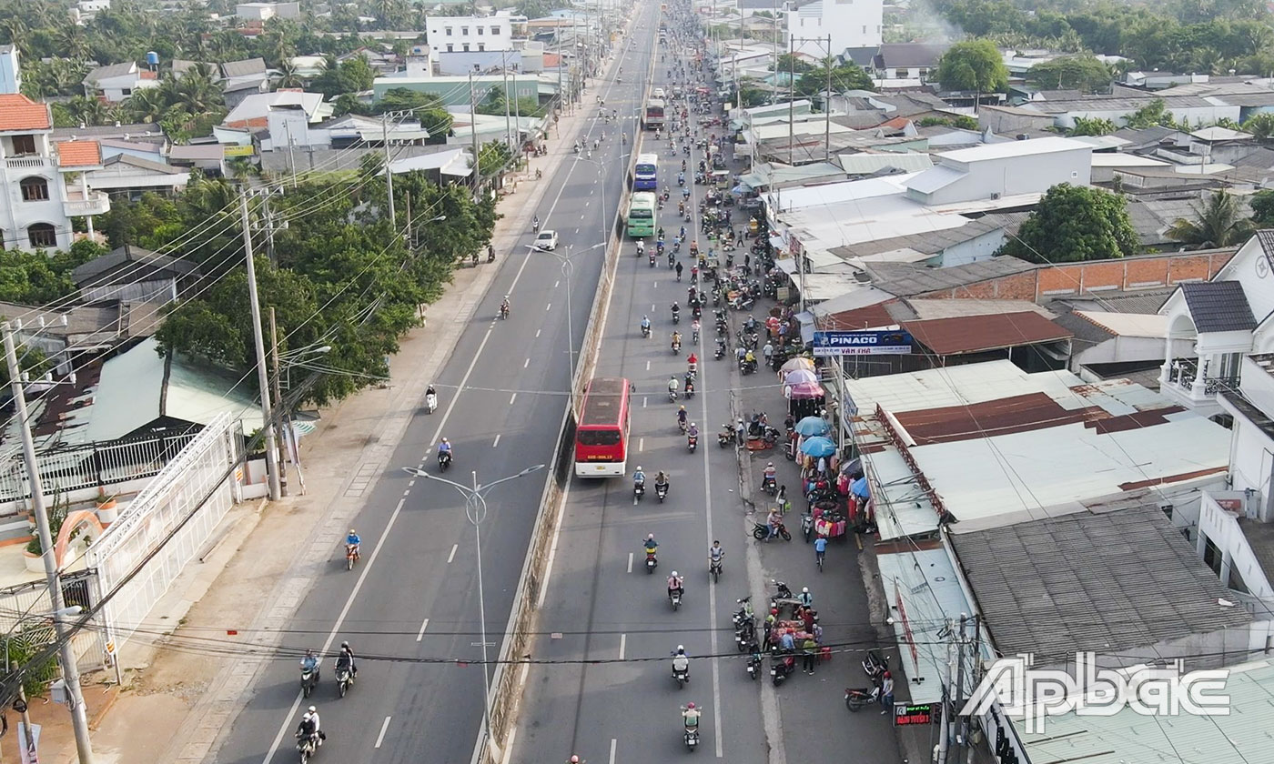 Vào giờ cao điểm, tình trạng người dân họp chợ buôn bán, dừng, đỗ xe dưới lòng, lề đường gây mất TTATGT. Ảnh: HUỲNH THỨC