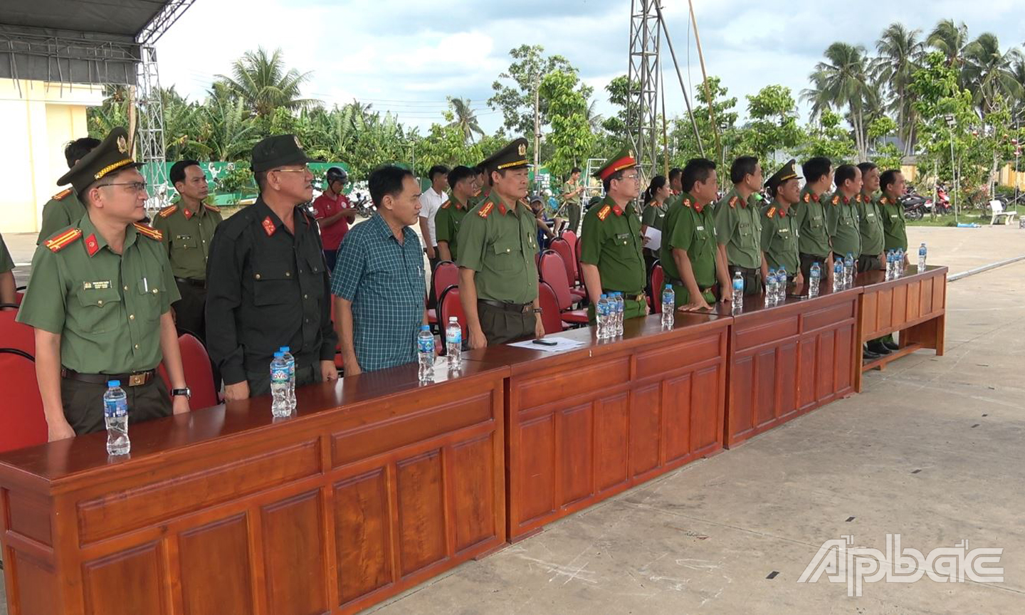 Đồng chí Đại tá Phan Văn Trảng, Phó Giám đốc Công an tỉnh (thứ tư từ trái sang) và đồng chí Đại tá Nguyễn Minh Tân, Phó Giám đốc Công an tỉnh   (thứ năm từ trái sang) dự tổng duyệt và kiểm tra công tác chuẩn bị Lễ ra mắt Lực lượng tham gia bảo vệ an ninh, trật tự ở cơ sở tại huyện Gò Công Tây.