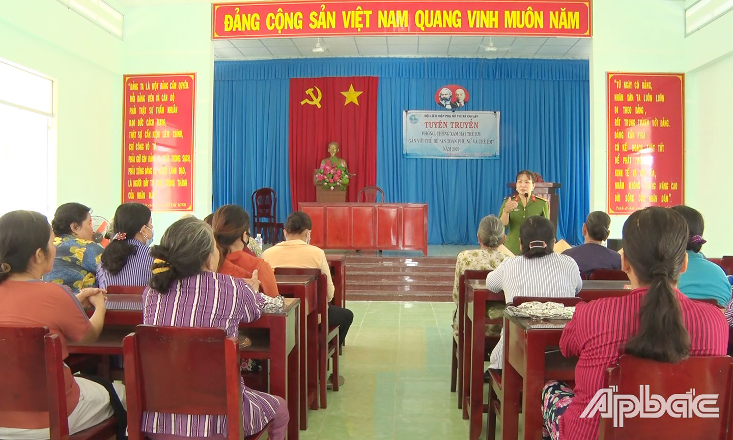 Hội Phụ nữ Công an TX. Cai Lậy tuyên truyền phòng, chống xâm hại trẻ em ở xã  Mỹ Hạnh Đông. 					  Ảnh: PHƯƠNG TUYỀN