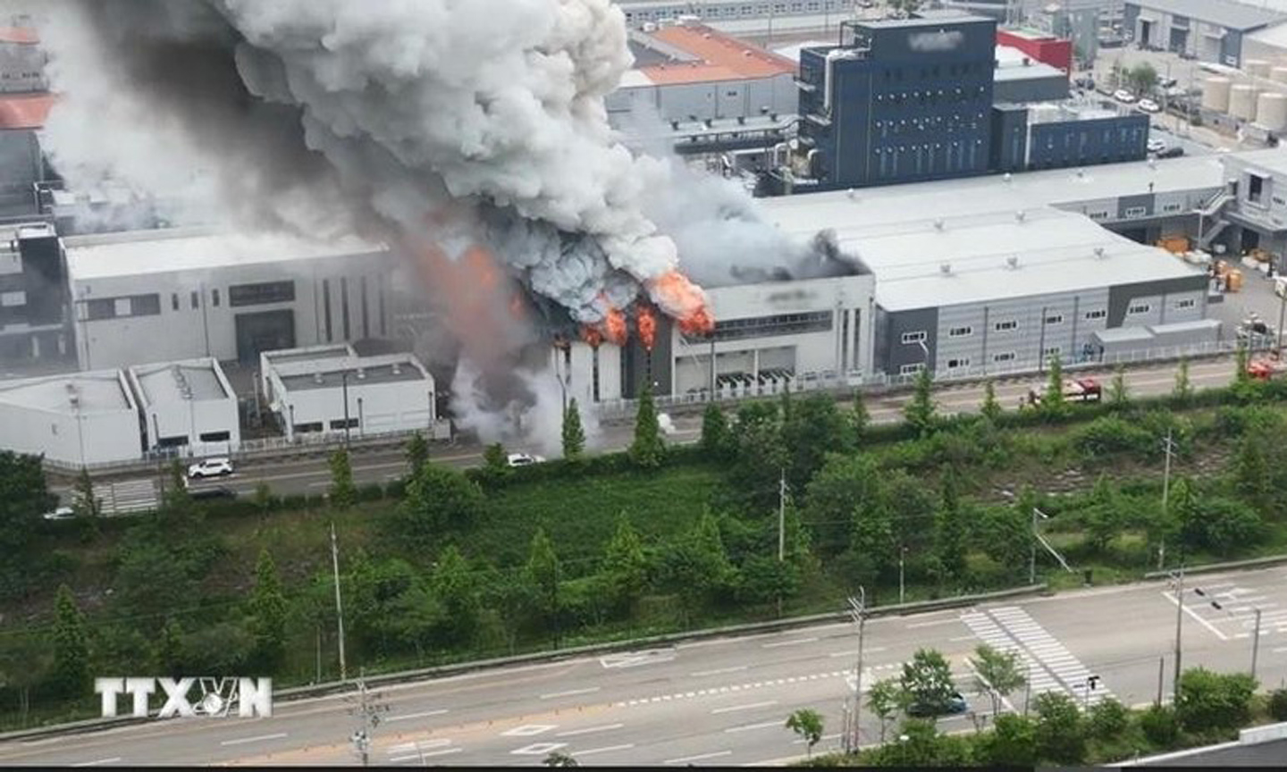 The blaze at an lithium battery factory in Hwaseong province, an industrial cluster 50km to the southwest of Seoul(Photo: Yonhap/VNA).