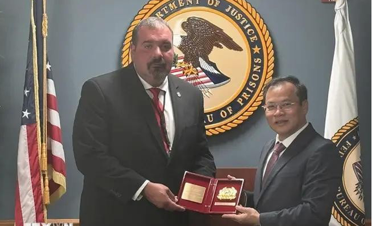 Deputy Minister of Public Security Nguyen Van Long (R) and Acting Assistant Director at BOP’s Correctional Programmes Division Shane Salem at their meeting in Washington DC on June 25. (Photo: VNA).