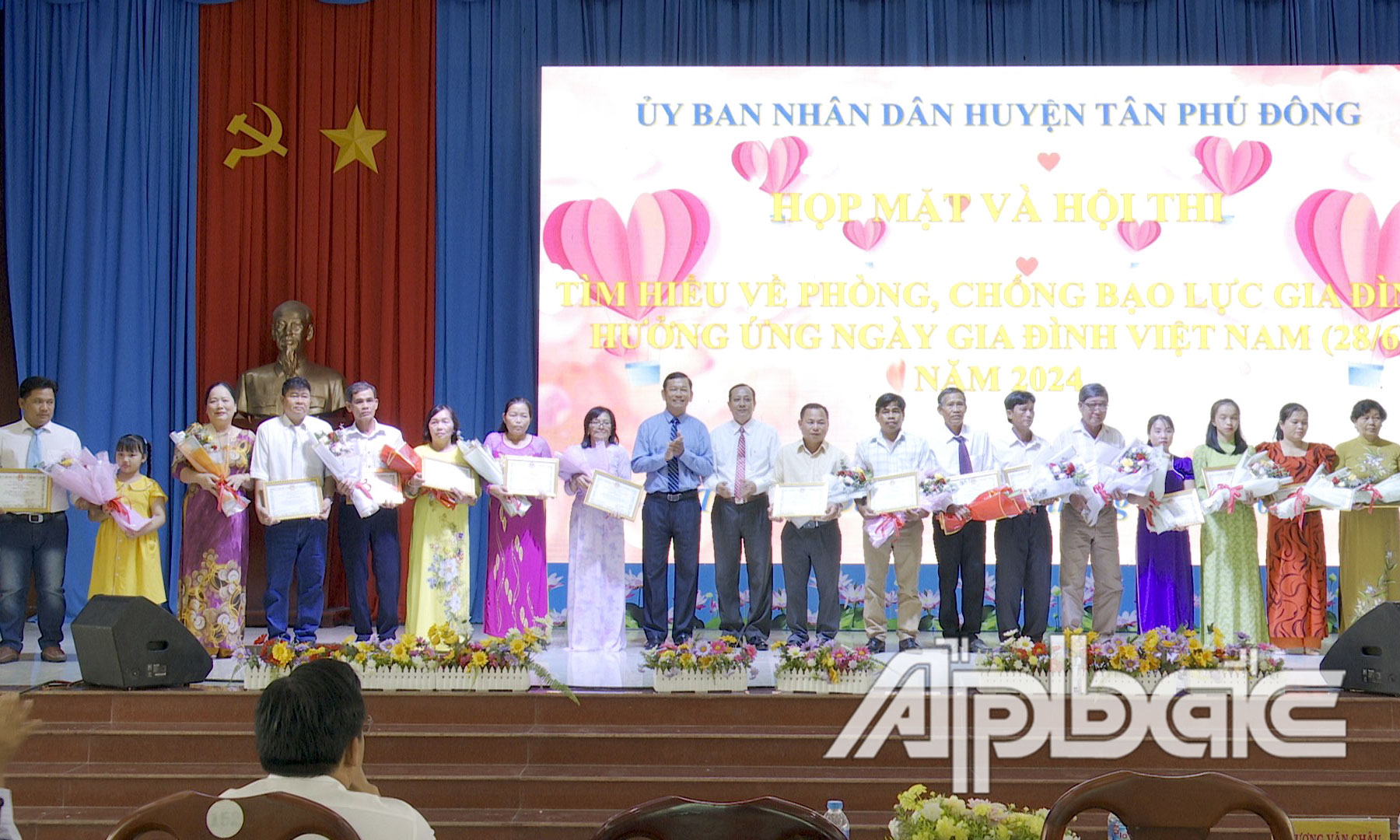 Đồng chí Bùi Thái Sơn tặng Giấy khen cho các gia đình đạt thành tích Gia đình Văn hoá tiêu biểu 5 năm liên tục.