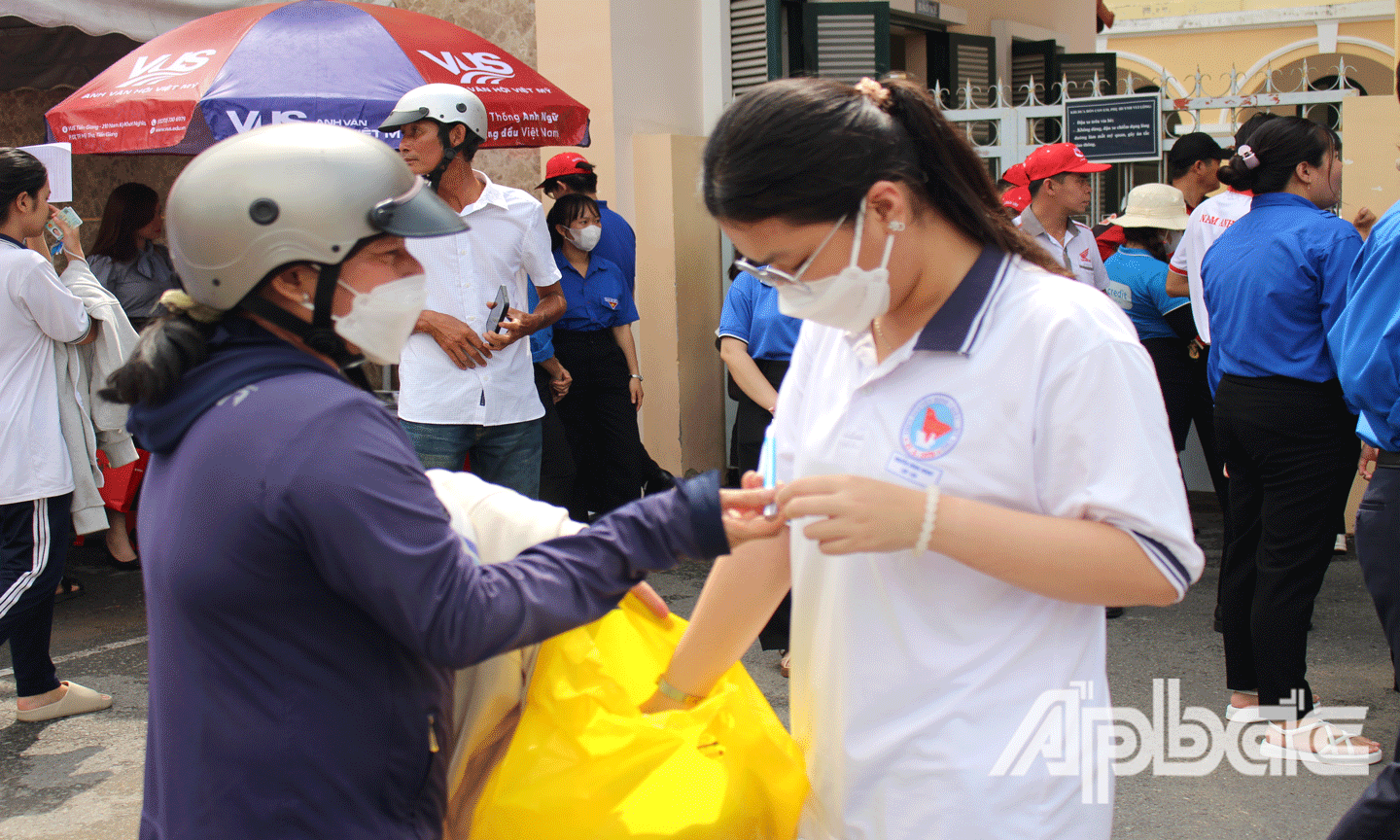 Phụ huynh đón con sau khi kết thúc bài thi Ngữ văn. 