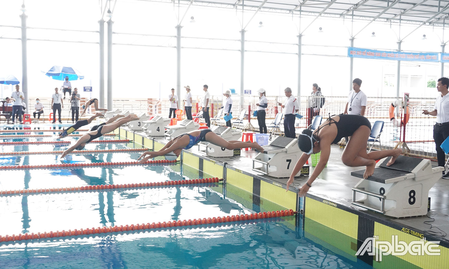 Các VĐV tranh tài tại Giải Bơi các nhóm tuổi tỉnh Tiền Giang năm 2024. 
