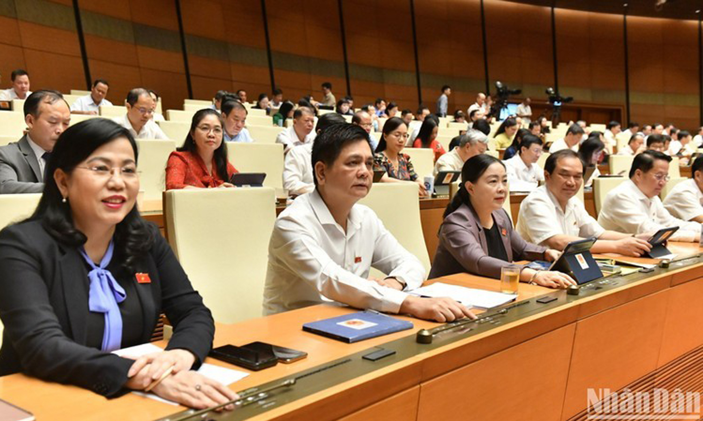 National Assembly deputies vote on the resolution on the investment policy for a project to build the North-South Expressway’s Gia Nghia-Chon Thanh western section (Photo: NDO).