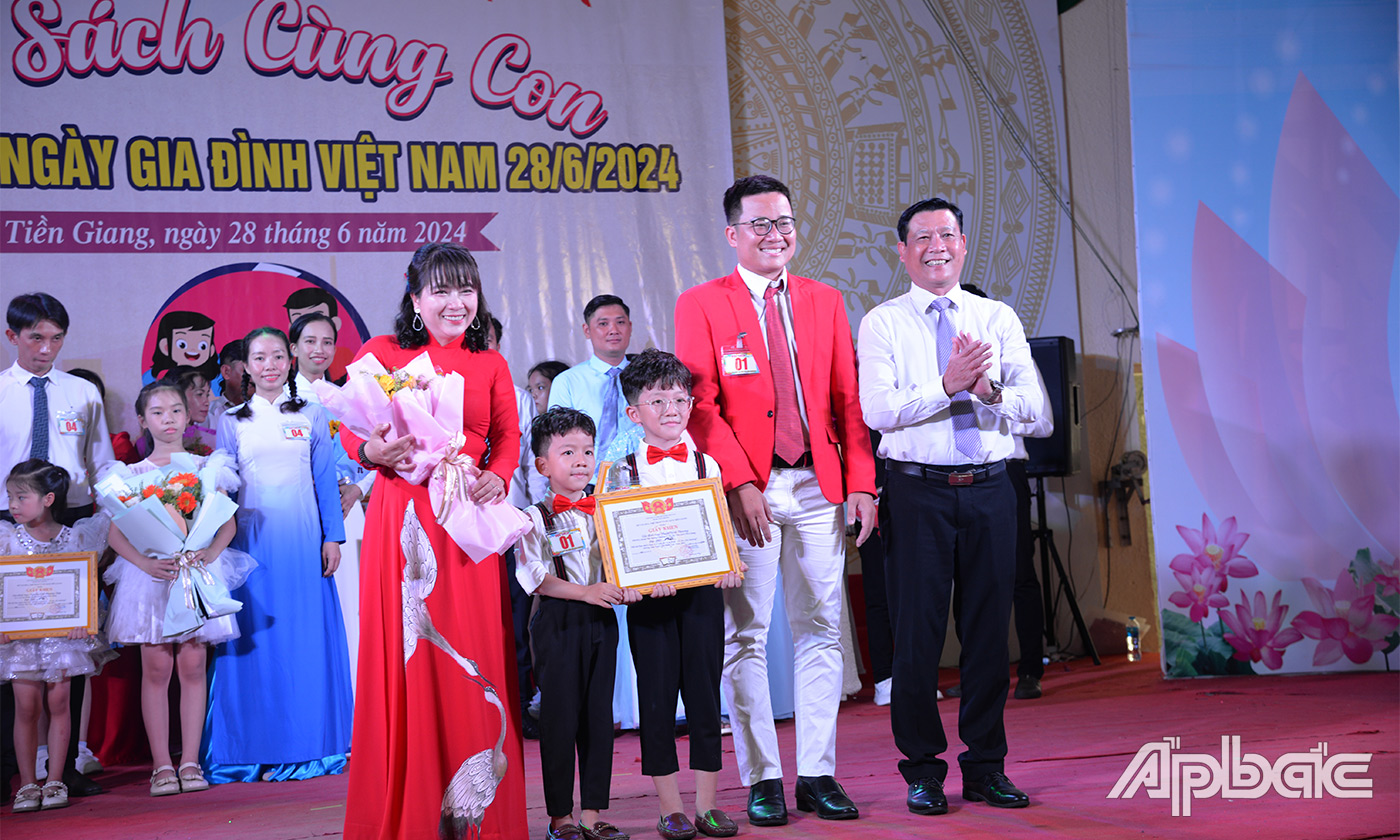 Phó Giám đốc Sở VHTTDL Võ Văn Chiến trao Giấy khen cho gia đình đoạt giải Nhất hội thi