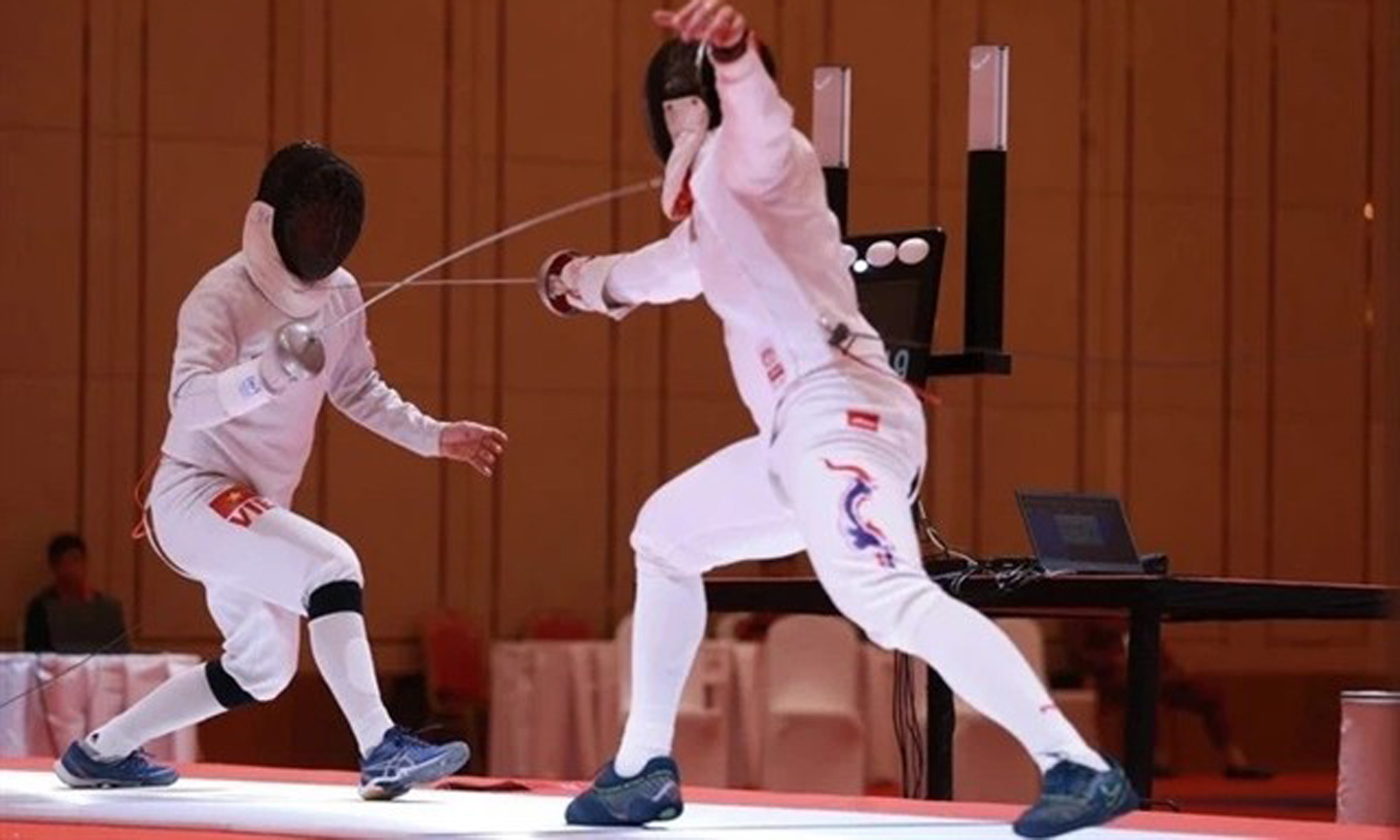 Vietnamese épee fencers take part in the 2024 Asian Fencing Championships in Kuwait. (Photo: VNA).